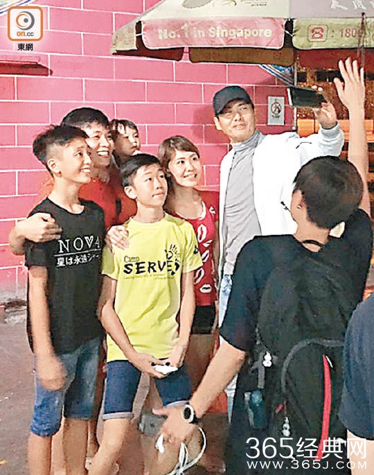 周润发遇粉丝合影 来者不拒亲民狂自拍