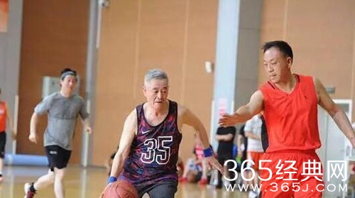 赵本山打篮球近照 詹皇附体左冲右突