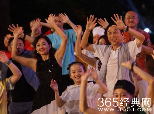 牛莉冯巩跳广场舞 网友调侃冯巩跳的比牛莉好