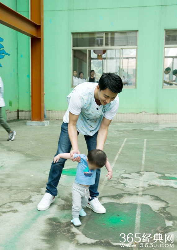 周迅黄轩关爱重症孤儿 傲娇翻译官变暖男