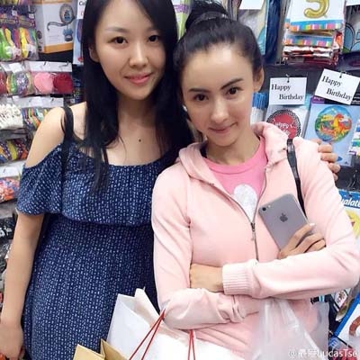 张柏芝穿粉衣合影似少女 脸小貌美依旧