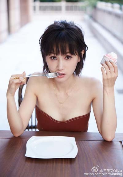 王子文穿性感低胸装 露诱惑事业线