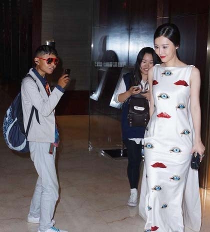 田朴珺遭猥琐男跟拍 一路仍强颜欢笑