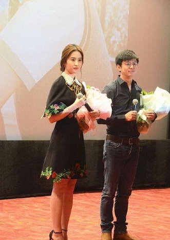 刘亦菲南京宣传新片 甜美笑容引粉丝尖叫