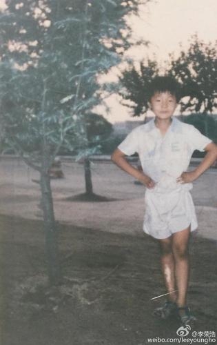 李荣浩晒童年青涩照 网友:从小就是小眼睛