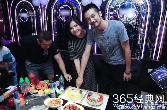 杨子姗为丈夫吴中天庆生 牵手甜蜜结蛋糕