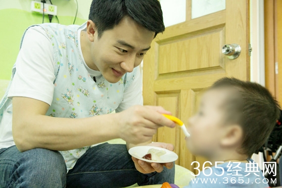 周迅黄轩关爱重症孤儿 傲娇翻译官变暖男