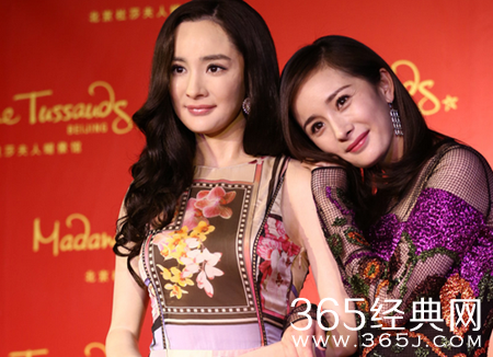 杨幂直播蜡像揭幕仪式 俏皮称蜡像姐姐