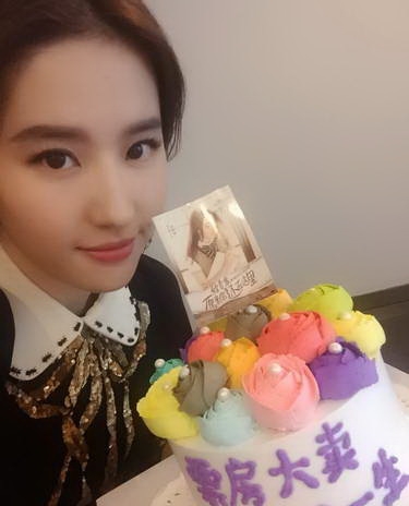 刘亦菲南京宣传新片 甜美笑容引粉丝尖叫