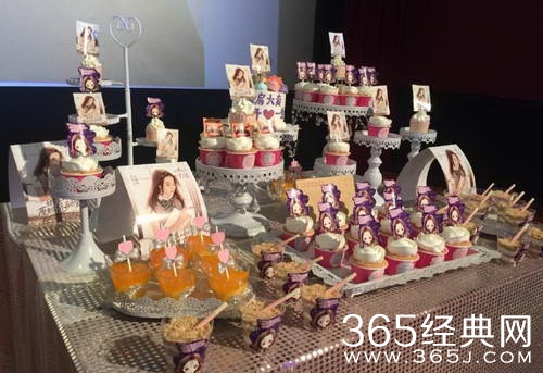 刘亦菲南京宣传新片 甜美笑容引粉丝尖叫