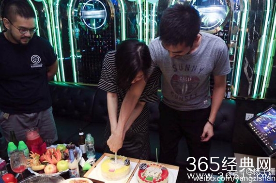 杨子姗为丈夫吴中天庆生 牵手甜蜜结蛋糕