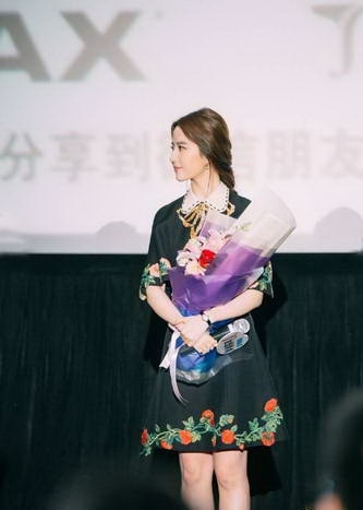 刘亦菲南京宣传新片 甜美笑容引粉丝尖叫