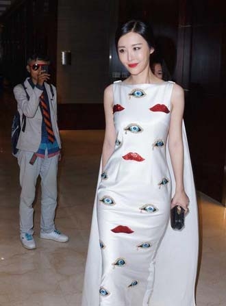 田朴珺遭猥琐男跟拍 一路仍强颜欢笑