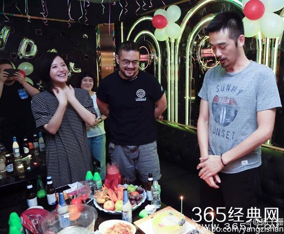 杨子姗为丈夫吴中天庆生 牵手甜蜜结蛋糕