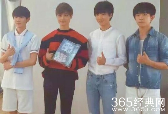 曝快乐大本营VCR里放李宇春黑图 粉丝：不能忍