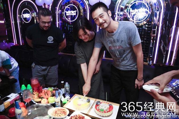 杨子姗为丈夫吴中天庆生 牵手甜蜜结蛋糕