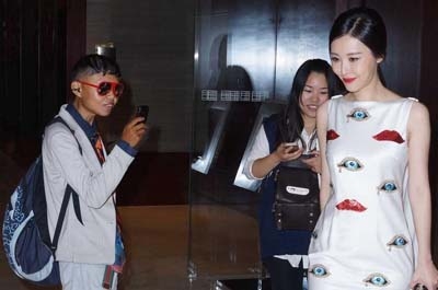 田朴珺遭猥琐男跟拍 一路仍强颜欢笑