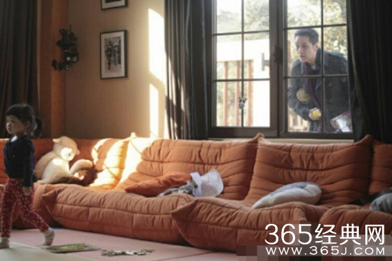 曝冯远征与女儿玩耍图 网友：不会家暴吧？