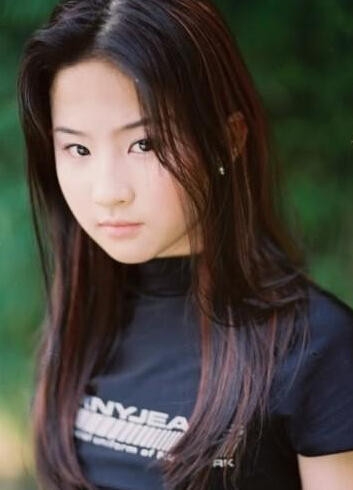 刘亦菲出道前艺术照曝光 一脸胶原蛋白带点婴儿肥