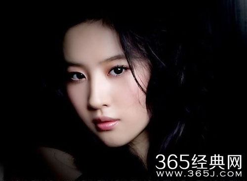 刘亦菲出道前艺术照曝光 一脸胶原蛋白带点婴儿肥