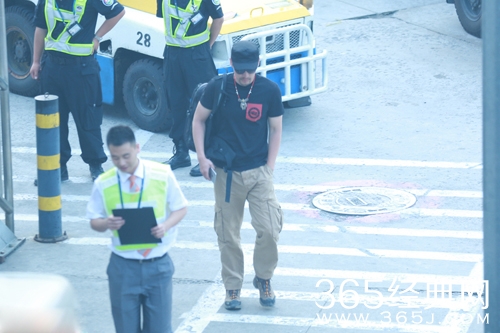 胡歌蓄络腮胡低调抵京 独自一人显落寞