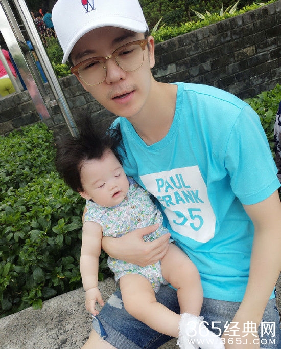 王栎鑫晒母女合照 小糊星发型略犀利