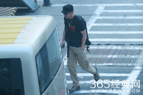 胡歌蓄络腮胡低调抵京 独自一人显落寞