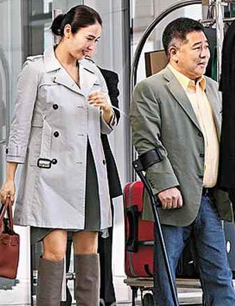 她是香港第一美女 为瘫痪弟弟退出娱圈 嫁残疾老公