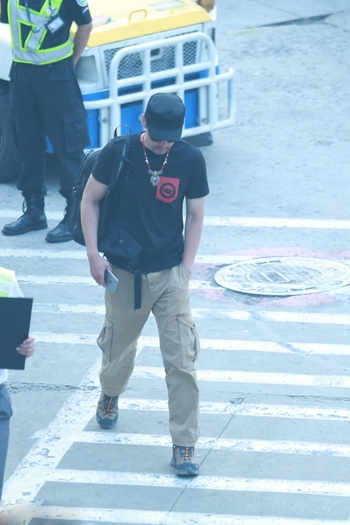 胡歌蓄络腮胡低调抵京 独自一人显落寞