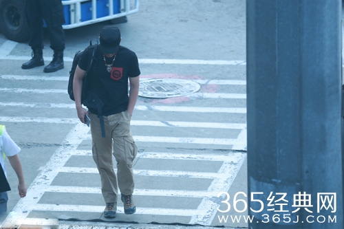 胡歌蓄络腮胡低调抵京 独自一人显落寞