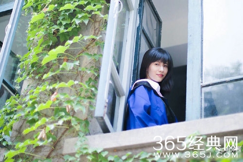 papi酱晒毕业照引热议 网友:气质清新真女神