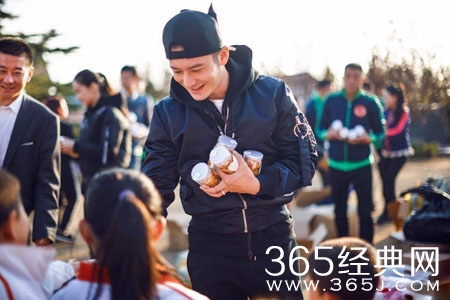 正能量 黄晓明向洪灾追加200万救援物资