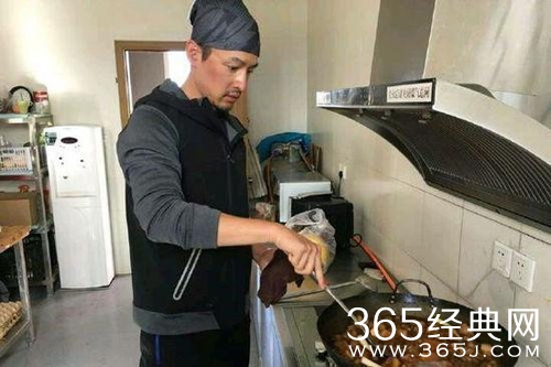 胡歌包着头巾做饭 脸颊晒出高原红