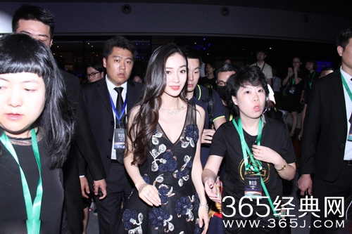 Baby边走边撩发一言不合就放电