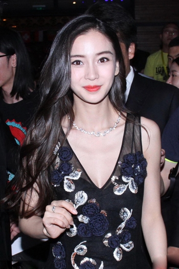 Baby边走边撩发一言不合就放电