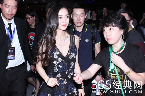 Baby边走边撩发一言不合就放电