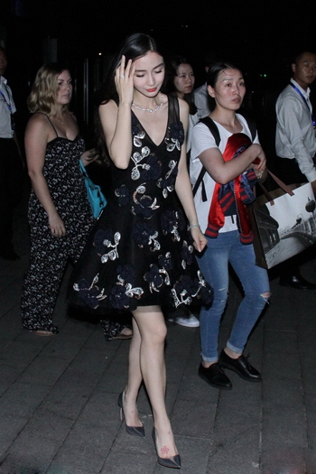 Baby边走边撩发一言不合就放电