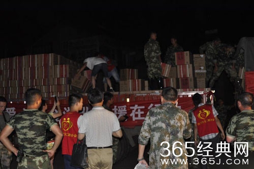 正能量 黄晓明向洪灾追加200万救援物资