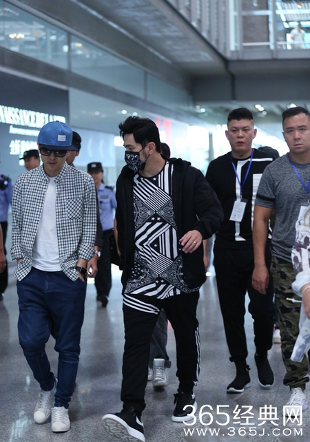 周杰伦林志颖俩奶爸同行 大聊育儿经