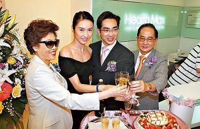 她是香港第一美女 为瘫痪弟弟退出娱圈 嫁残疾老公