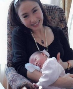 她是香港第一美女 为瘫痪弟弟退出娱圈 嫁残疾老公