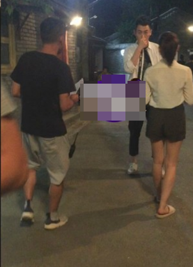 陈妍希3个月微凸孕肚曝光 换平底鞋护宝宝