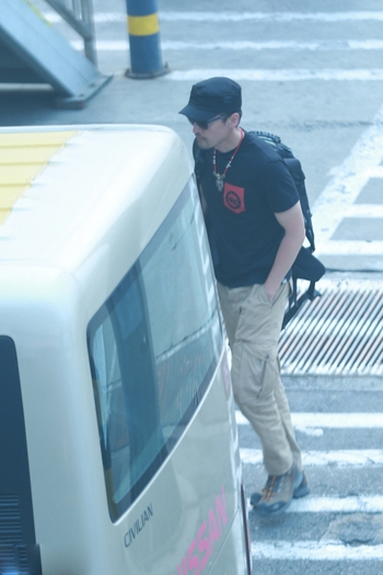 胡歌蓄络腮胡低调抵京 独自一人显落寞