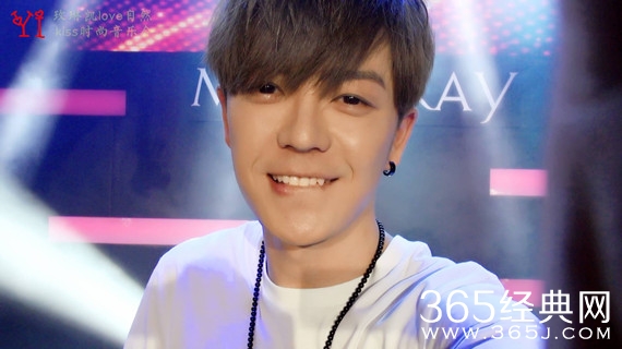 王栎鑫晒父女合照 小糊星发型略犀利