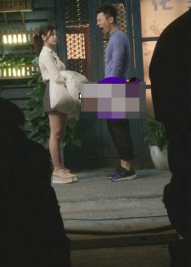 陈妍希3个月微凸孕肚曝光 换平底鞋护宝宝