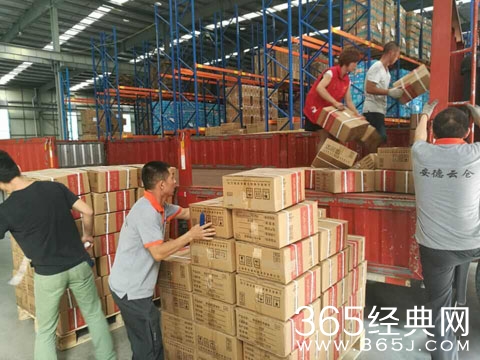 正能量 黄晓明向洪灾追加200万救援物资