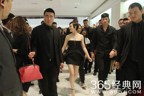 娘娘驾到！孙俪戴名贵项链获众保镖护驾