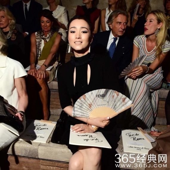 巩俐黑色礼服出席时装秀 同“老佛爷”合影