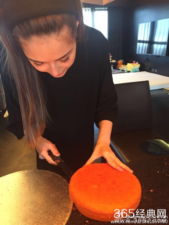 昆凌亲手为小周周做蛋糕 花费七小时做工精巧