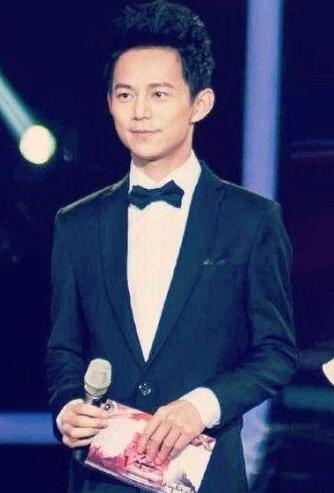 何炅遭女观众上台殴打一分钟 疑为私生饭